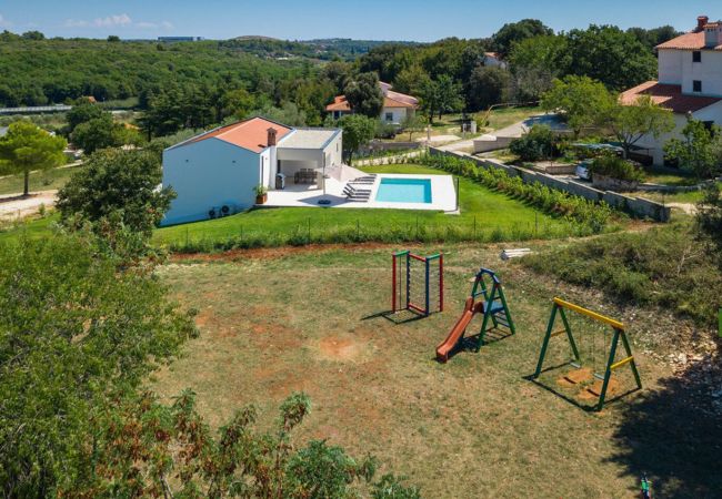 Villa in Vintijan - Villa Lia for 6 people near Pula with children playground and private pool Villa in Vintijan - Villa Lia for 6 people near Pula with children playground and private pool