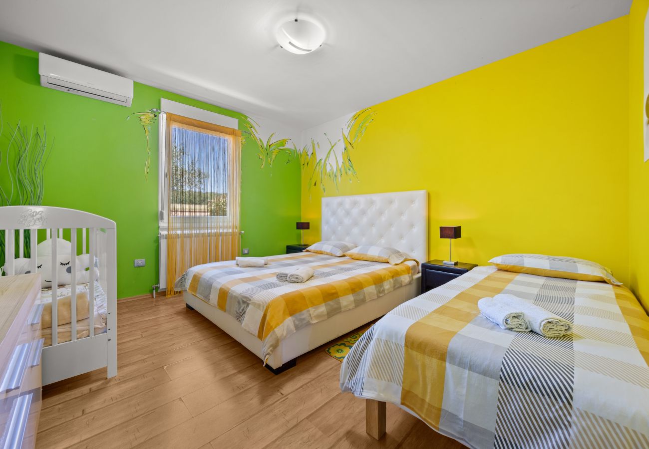 Villa in Marcana - Villa Sole Istria near Pula for 7 people with jacuzzi and children playground