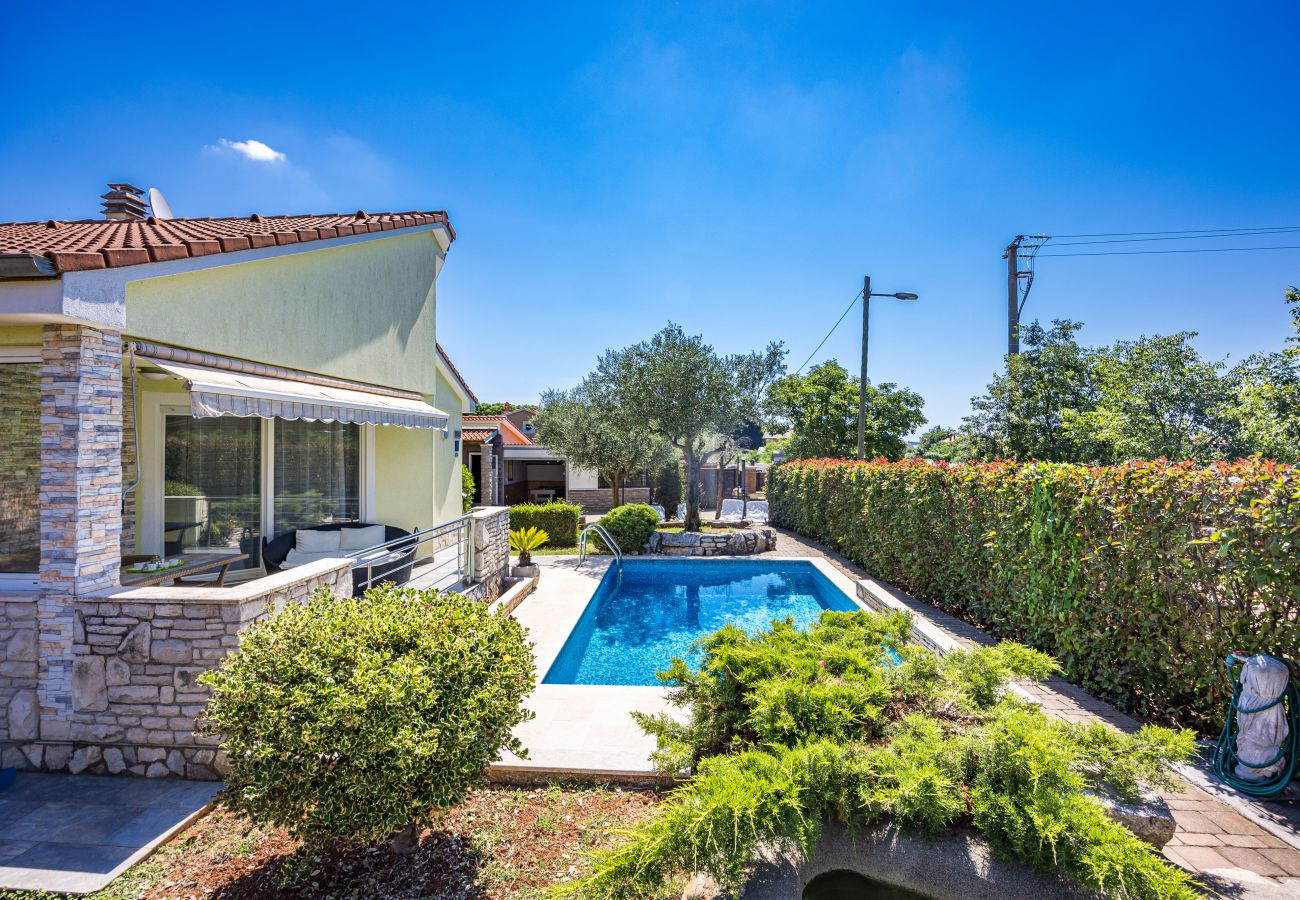 Villa in Marcana - Villa Sole Istria near Pula for 7 people with jacuzzi and children playground