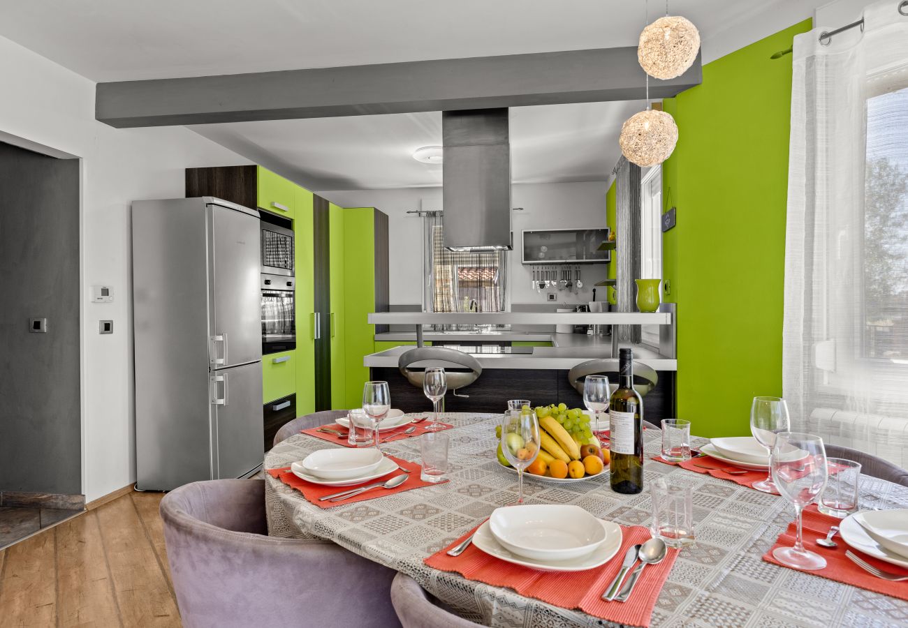 Villa in Marcana - Villa Sole Istria near Pula for 7 people with jacuzzi and children playground