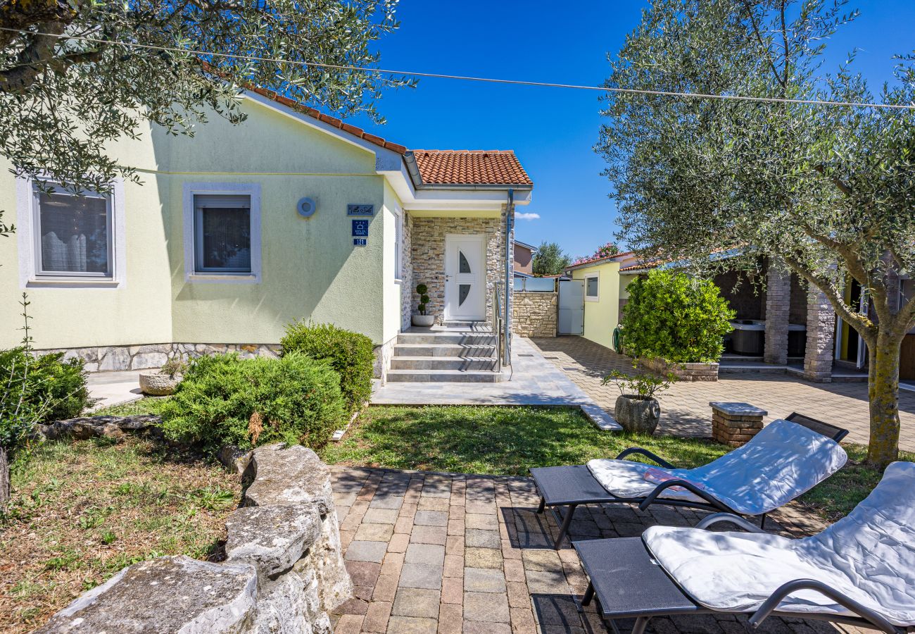 Villa in Marcana - Villa Sole Istria near Pula for 7 people with jacuzzi and children playground