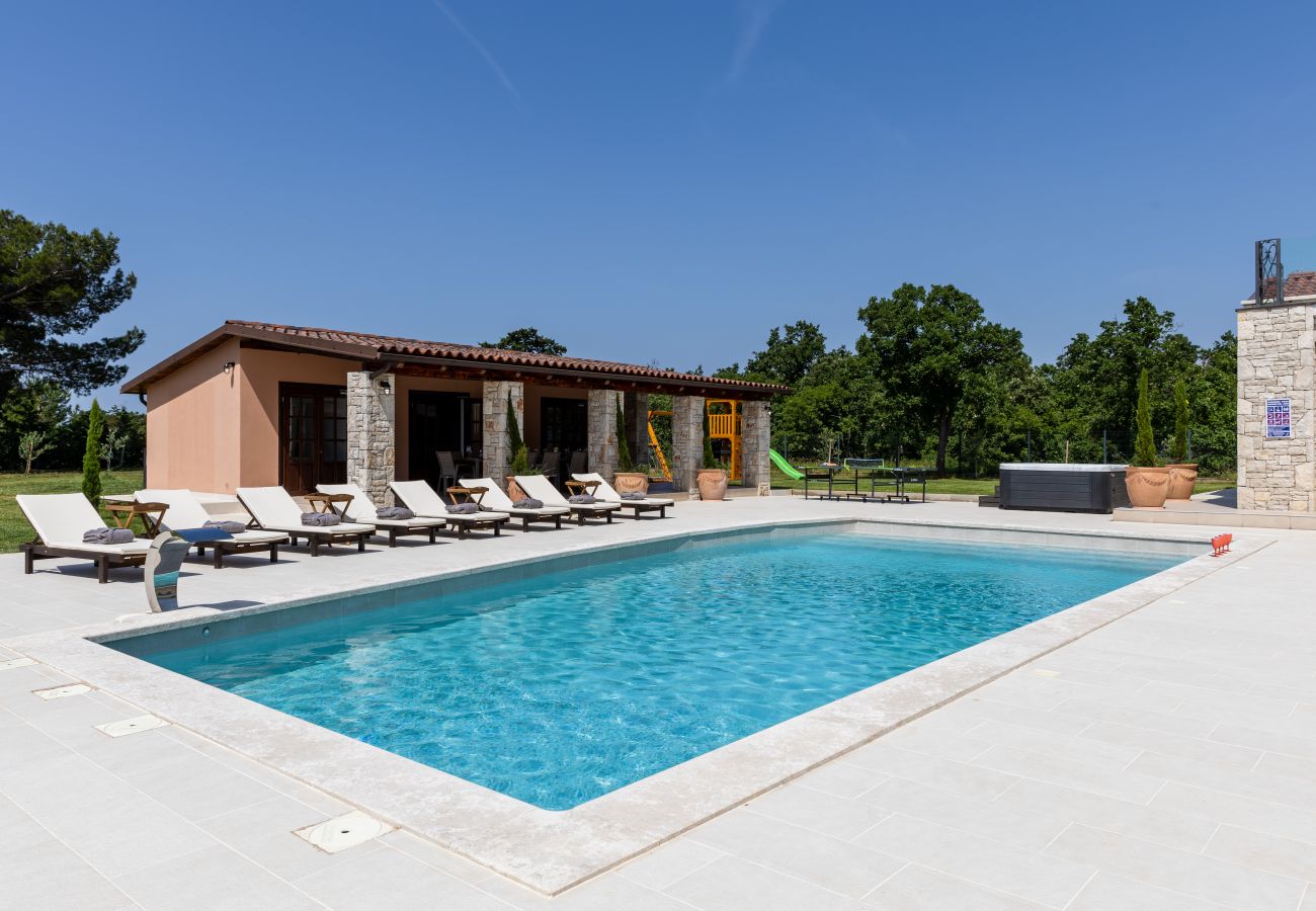 Villa in Hrboki - Villa Antea for 10 people near Barban with heated pool 75 m2 - welness & large garden