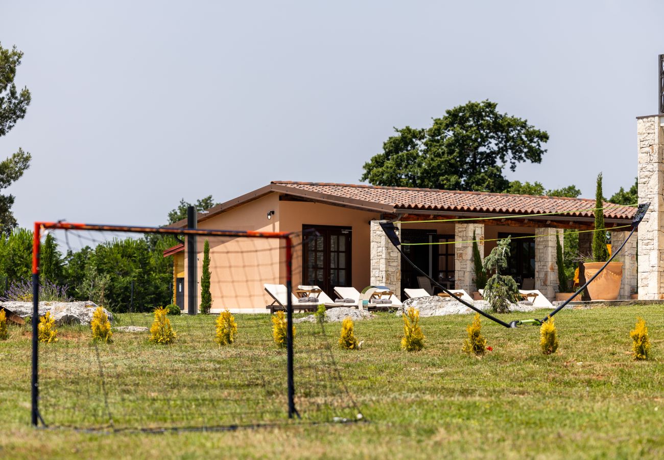 Villa in Hrboki - Villa Antea for 10 people near Barban with heated pool 75 m2 - welness & large garden