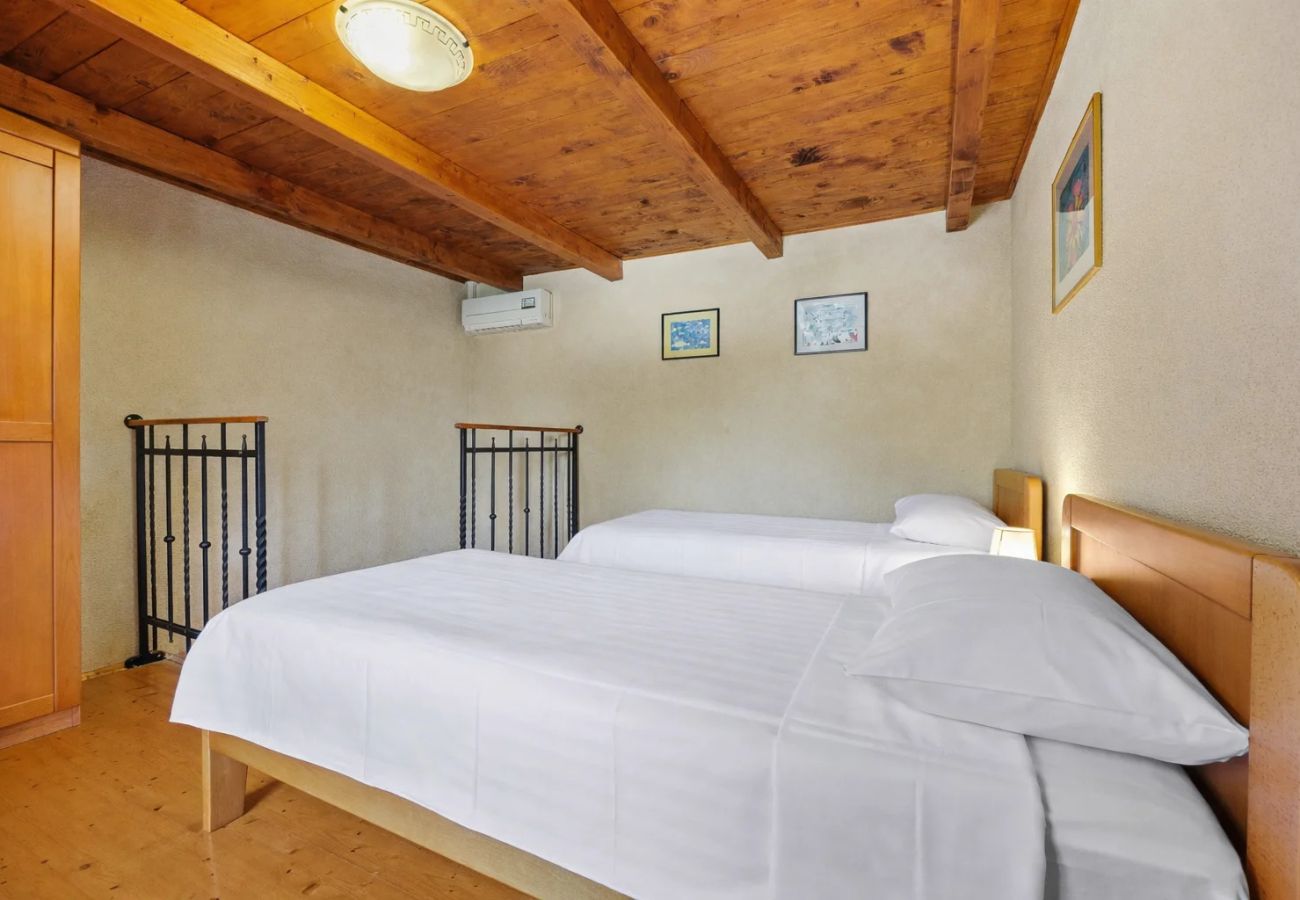 Villa in Sveti Kirin - House Edera in Central Istria for 6 people with large garden and salt - water private pool