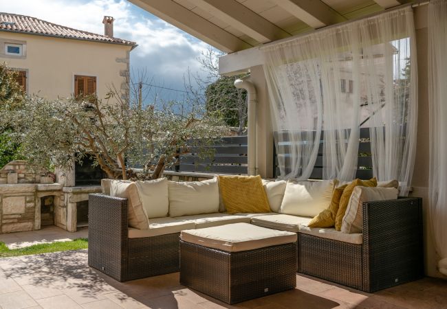 Villa in Krnica - Villa Laura Krnica near Pula for 8 people - pet friendly with children playground Villa in Krnica - Villa Laura Krnica near Pula for 8 people - pet friendly with children playground