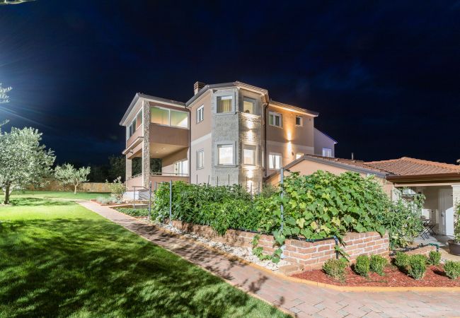 Villa in Valtura - Villa Istra Kamen for kids & families near Pula for 18 people with sport activities, wellness & 67 m2 heated private pool Villa in Valtura - Villa Istra Kamen for kids & families near Pula for 18 people with sport activities, wellness & 67 m2 heated private pool