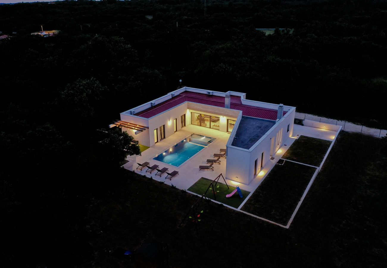 Villa in Želiski - Villa Bateli for 8 people in Central Istria with children playground, jacuzzi and salt-water private pool