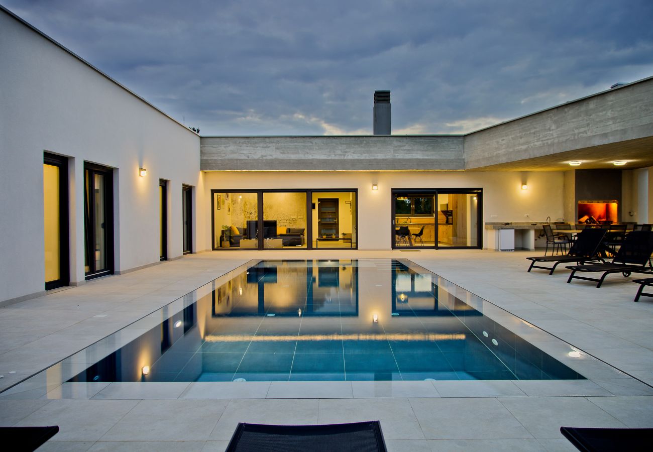 Villa in Želiski - Villa Bateli for 8 people in Central Istria with children playground, jacuzzi and salt-water private pool