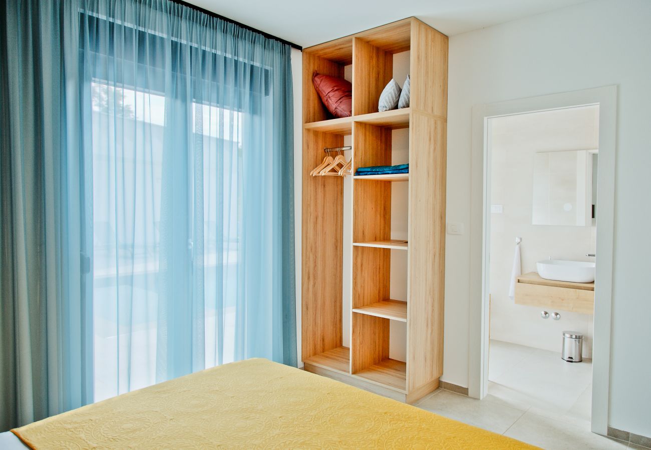 Villa in Želiski - Villa Bateli for 8 people in Central Istria with children playground, jacuzzi and salt-water private pool