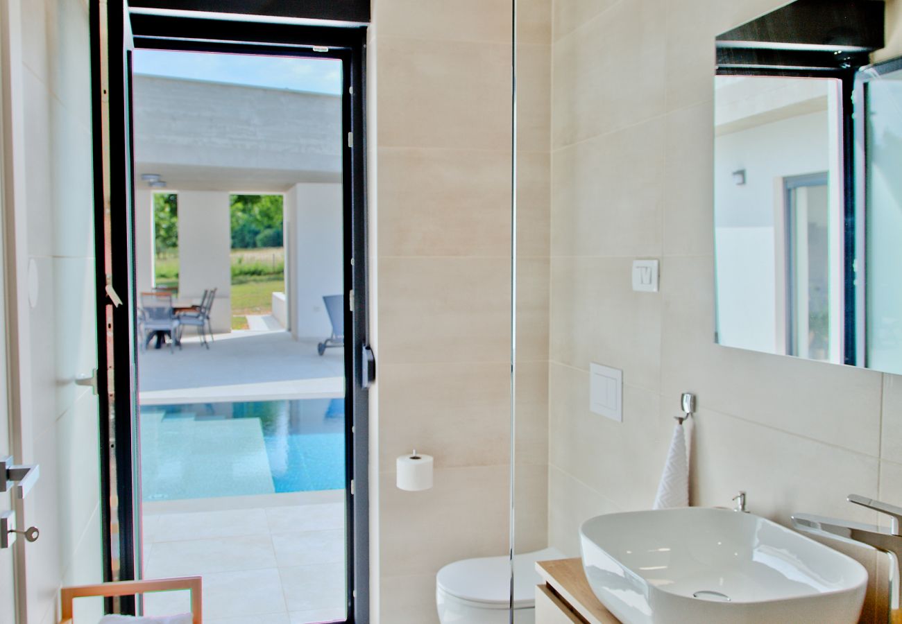Villa in Želiski - Villa Bateli for 8 people in Central Istria with children playground, jacuzzi and salt-water private pool