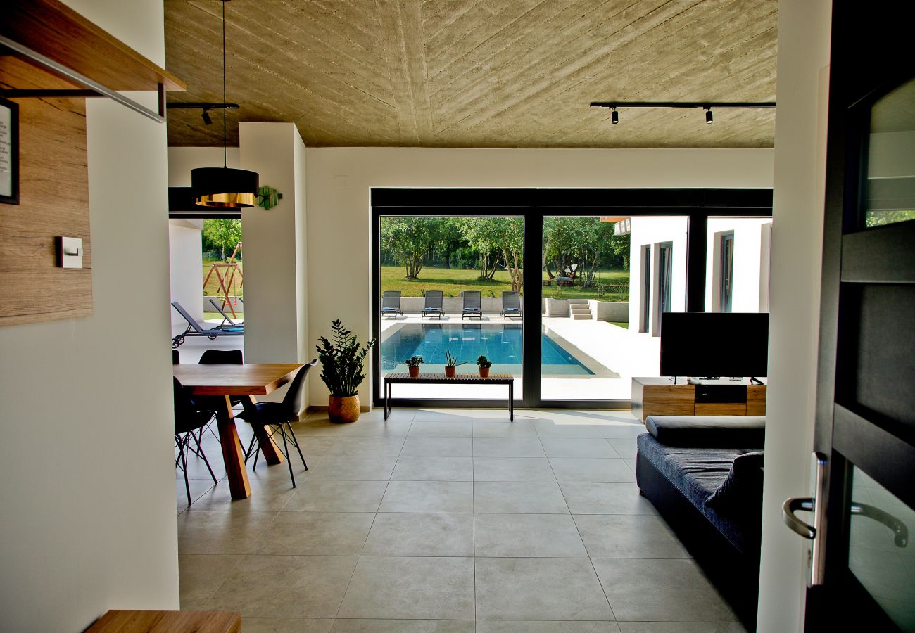 Villa in Želiski - Villa Bateli for 8 people in Central Istria with children playground, jacuzzi and salt-water private pool