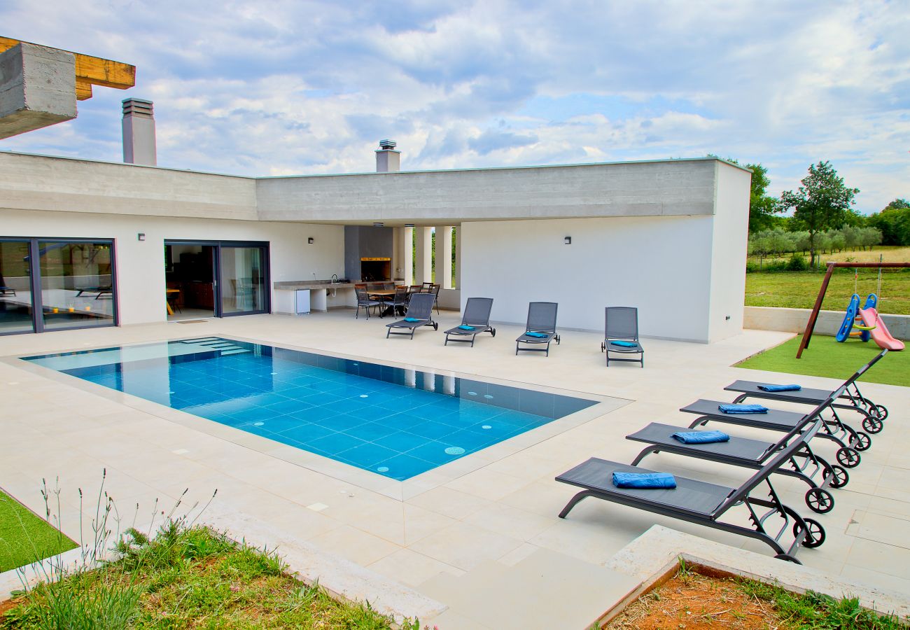 Villa in Želiski - Villa Bateli for 8 people in Central Istria with children playground, jacuzzi and salt-water private pool