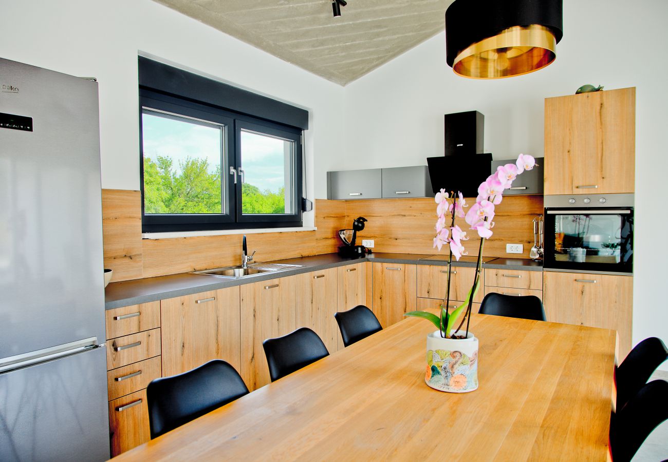 Villa in Želiski - Villa Bateli for 8 people in Central Istria with children playground, jacuzzi and salt-water private pool