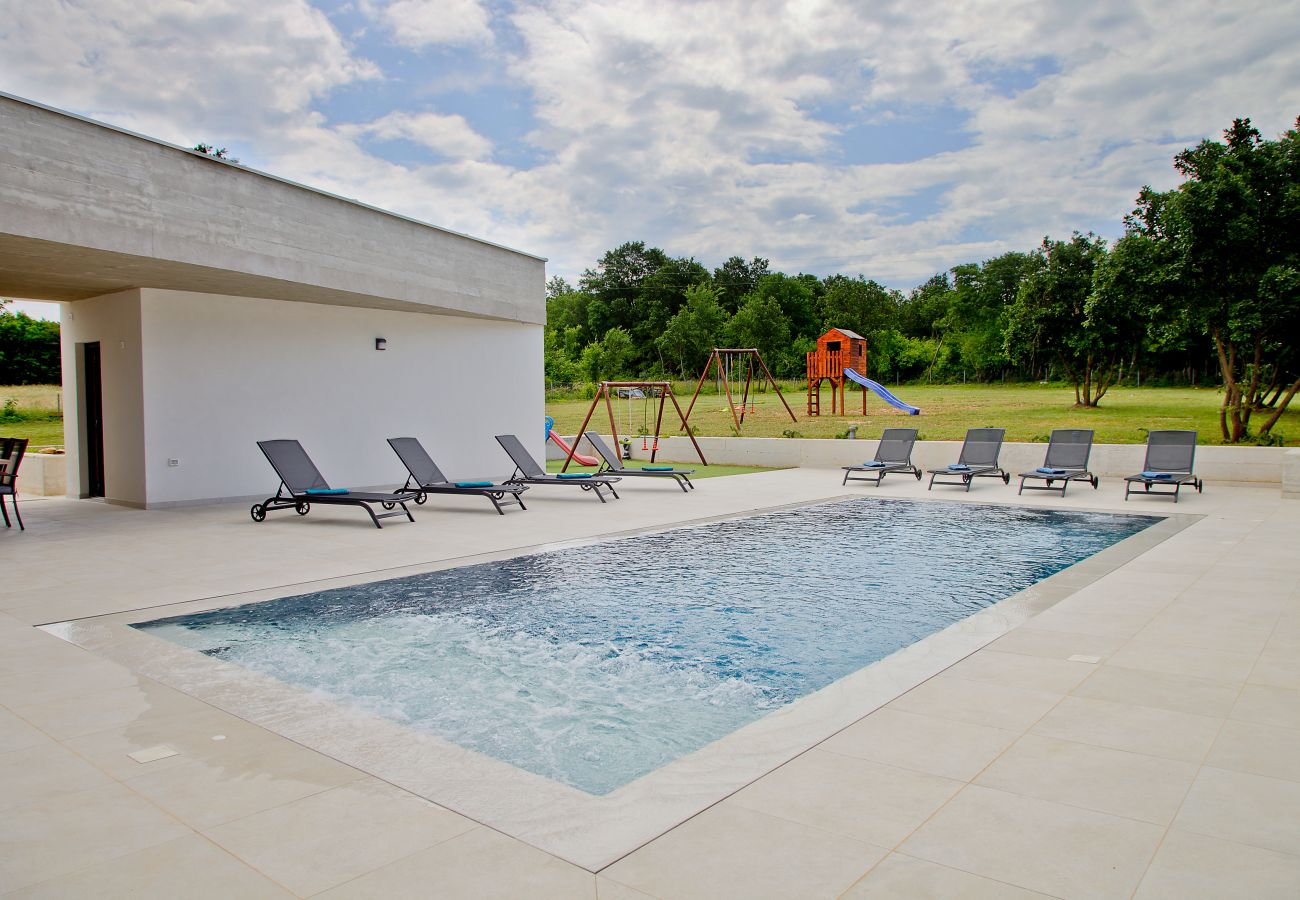 Villa in Želiski - Villa Bateli for 8 people in Central Istria with children playground, jacuzzi and salt-water private pool