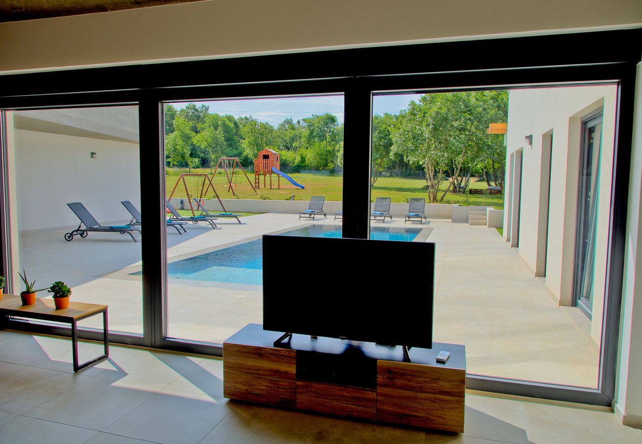 Villa in Želiski - Villa Bateli for 8 people in Central Istria with children playground, jacuzzi and salt-water private pool