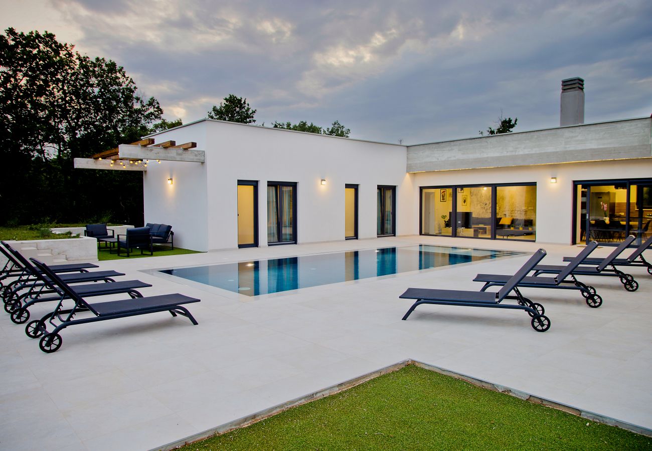Villa in Želiski - Villa Bateli for 8 people in Central Istria with children playground, jacuzzi and salt-water private pool