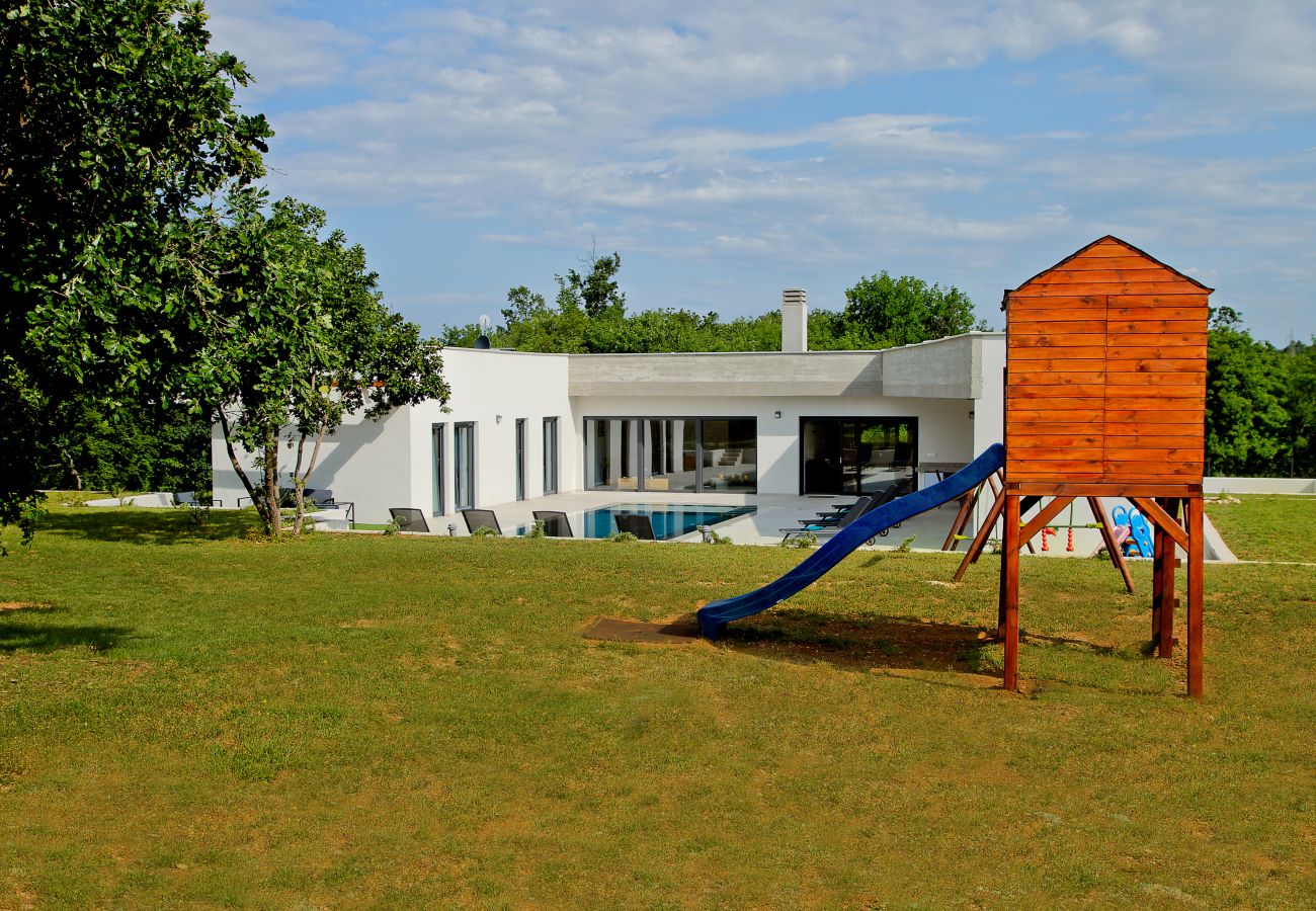 Villa in Želiski - Villa Bateli for 8 people in Central Istria with children playground, jacuzzi and salt-water private pool