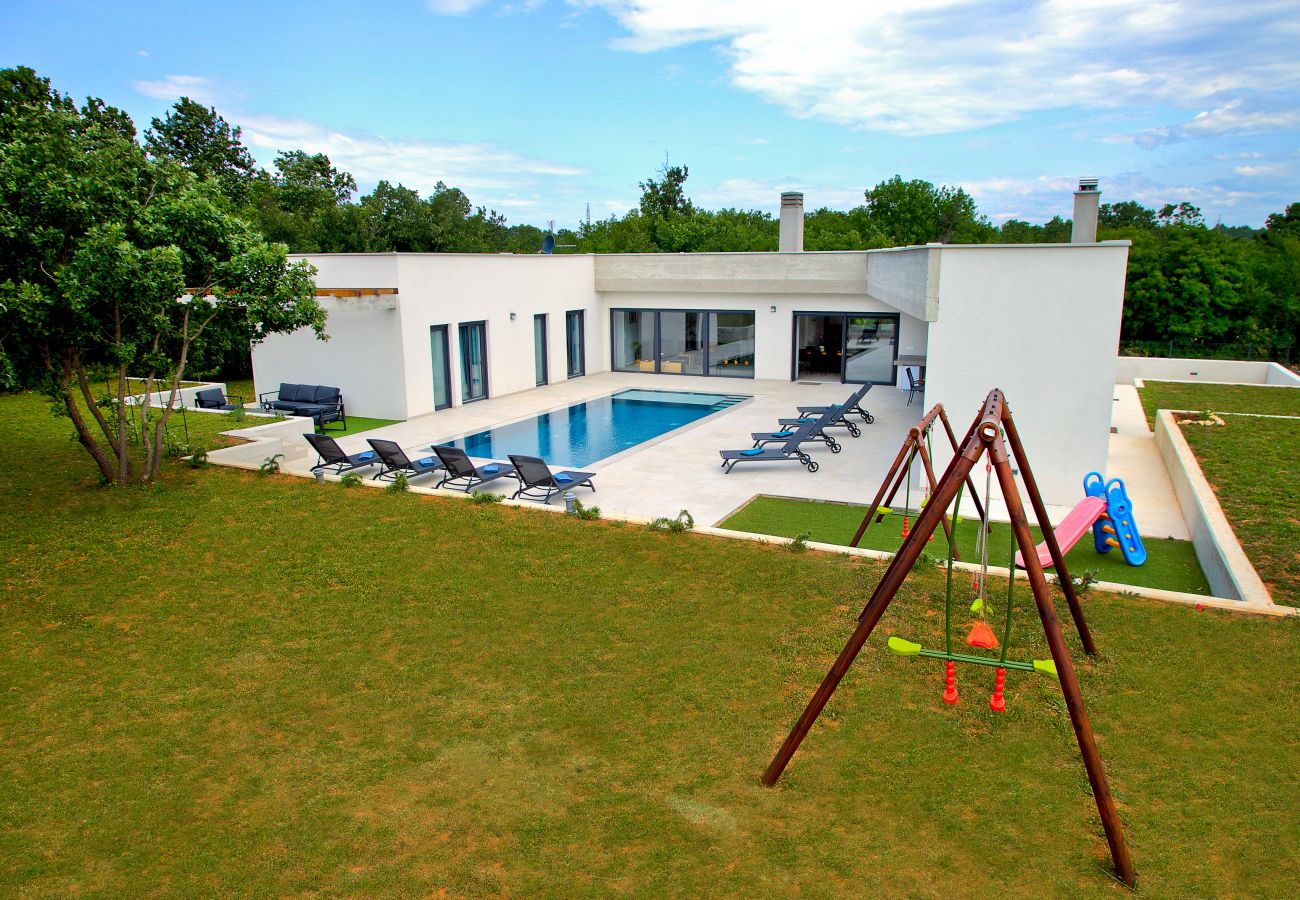 Villa in Želiski - Villa Bateli for 8 people in Central Istria with children playground, jacuzzi and salt-water private pool