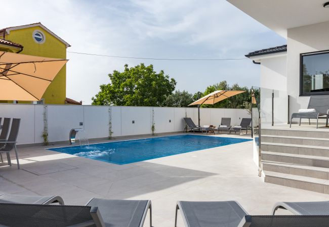 Villa in Pula - Villa Casa L for 10 people near Pula with heated salt - water pool and pet friendly Villa in Pula - Villa Casa L for 10 people near Pula with heated salt - water pool and pet friendly