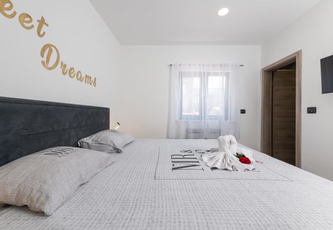 Villa in Sveta Nedelja - Villa Alison Deluxe for 4 + 2 near Labin - Rabac with heated pool & spa Villa in Sveta Nedelja - Villa Alison Deluxe for 4 + 2 near Labin - Rabac with heated pool & spa