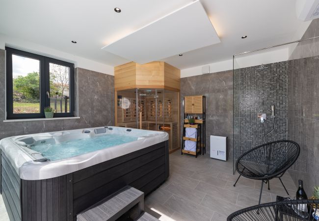 Villa in Sveta Nedelja - Villa Alison Deluxe for 4 + 2 near Labin - Rabac with heated pool & spa Villa in Sveta Nedelja - Villa Alison Deluxe for 4 + 2 near Labin - Rabac with heated pool & spa