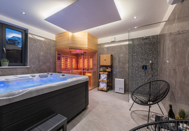 Villa in Sveta Nedelja - Villa Alison Deluxe for 4 + 2 near Labin - Rabac with heated pool & spa Villa in Sveta Nedelja - Villa Alison Deluxe for 4 + 2 near Labin - Rabac with heated pool & spa