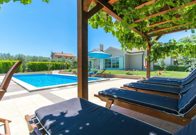 Villa in Tar - Villa Judita for kids & families near Novigrad with large garden & only 2 km from the beach - for 10 people Villa in Tar - Villa Judita for kids & families near Novigrad with large garden & only 2 km from the beach - for 10 people