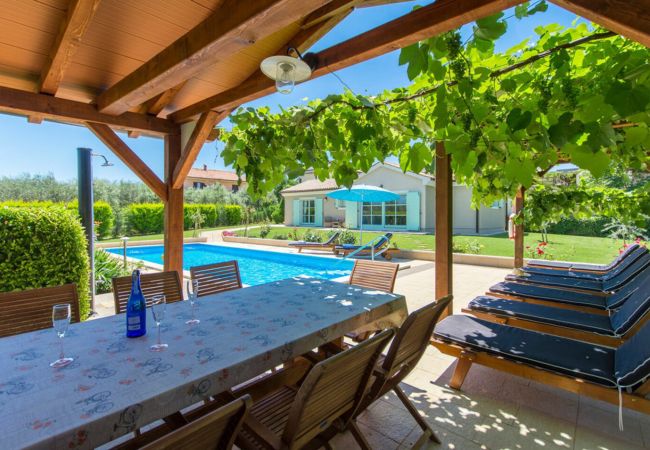 Villa in Tar - Villa Judita for kids & families near Novigrad with large garden & only 2 km from the beach - for 10 people Villa in Tar - Villa Judita for kids & families near Novigrad with large garden & only 2 km from the beach - for 10 people