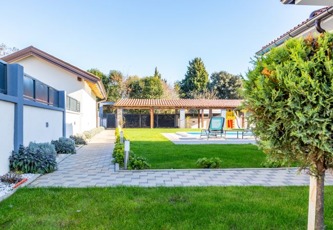 Villa in Šišan - Villa Alba Bianca near Pula for 6 people with children playground and wellness Villa in Šišan - Villa Alba Bianca near Pula for 6 people with children playground and wellness