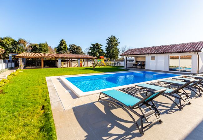 Villa in Šišan - Villa Alba Bianca near Pula for 6 people with children playground and wellness Villa in Šišan - Villa Alba Bianca near Pula for 6 people with children playground and wellness