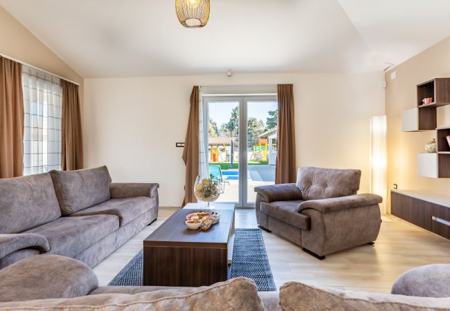 Villa in Šišan - Villa Alba Rossa near Pula for 6 people with private 50 m2 pool only 1 km from the beach Villa in Šišan - Villa Alba Rossa near Pula for 6 people with private 50 m2 pool only 1 km from the beach