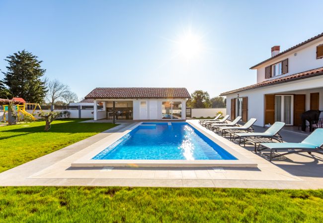 Villa in Šišan - Villa Alba Rossa near Pula for 6 people with private 50 m2 pool only 1 km from the beach Villa in Šišan - Villa Alba Rossa near Pula for 6 people with private 50 m2 pool only 1 km from the beach