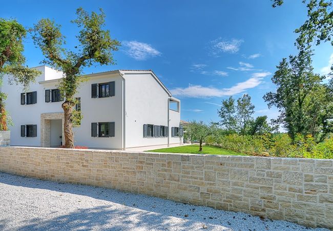 Villa in Višnjan - Villa Onyx for 12 people near Poreč with 65 m2 private pool and jacuzzi Villa in Višnjan - Villa Onyx for 12 people near Poreč with 65 m2 private pool and jacuzzi