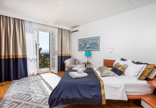 Villa in Umag - Villa Magnolia in Umag for 10 persons - beachfront - with sea view, jacuzzi and fitness area Villa in Umag - Villa Magnolia in Umag for 10 persons - beachfront - with sea view, jacuzzi and fitness area