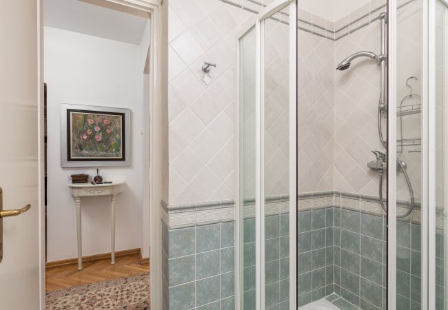 Villa in Umag - Villa Magnolia in Umag for 10 persons - beachfront - with sea view, jacuzzi and fitness area Villa in Umag - Villa Magnolia in Umag for 10 persons - beachfront - with sea view, jacuzzi and fitness area