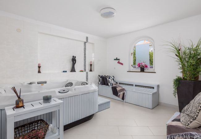 Villa in Umag - Villa Magnolia in Umag for 10 persons - beachfront - with sea view, jacuzzi and fitness area Villa in Umag - Villa Magnolia in Umag for 10 persons - beachfront - with sea view, jacuzzi and fitness area