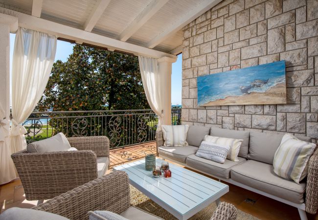 Villa in Umag - Villa Magnolia in Umag for 10 persons - beachfront - with sea view, jacuzzi and fitness area Villa in Umag - Villa Magnolia in Umag for 10 persons - beachfront - with sea view, jacuzzi and fitness area