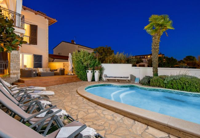 Villa in Umag - Villa Magnolia in Umag for 10 persons - beachfront - with sea view, jacuzzi and fitness area Villa in Umag - Villa Magnolia in Umag for 10 persons - beachfront - with sea view, jacuzzi and fitness area