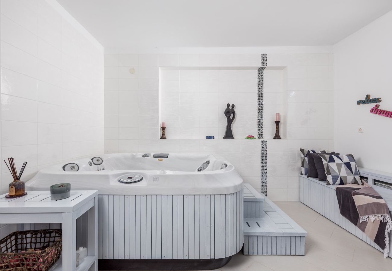 Villa in Umag - Villa Magnolia in Umag for 10 persons - beachfront - with sea view, jacuzzi and fitness area