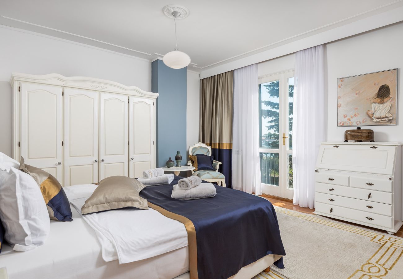 Villa in Umag - Villa Magnolia in Umag for 10 persons - beachfront - with sea view, jacuzzi and fitness area