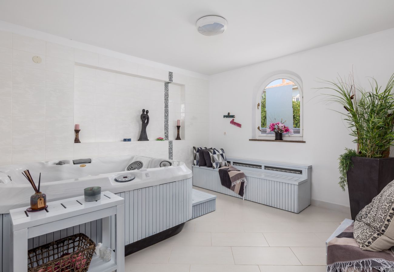 Villa in Umag - Villa Magnolia in Umag for 10 persons - beachfront - with sea view, jacuzzi and fitness area