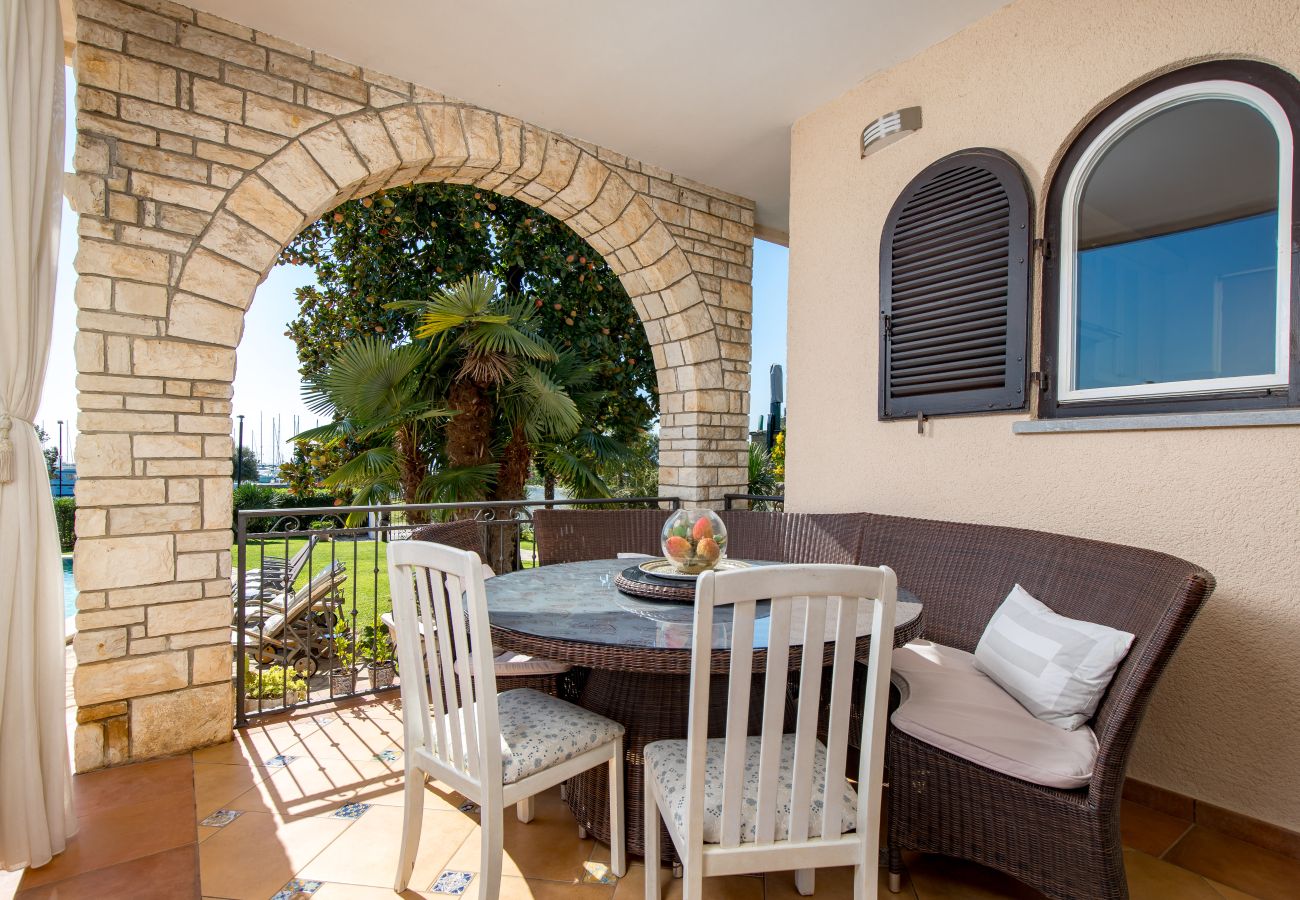 Villa in Umag - Villa Magnolia in Umag for 10 persons - beachfront - with sea view, jacuzzi and fitness area