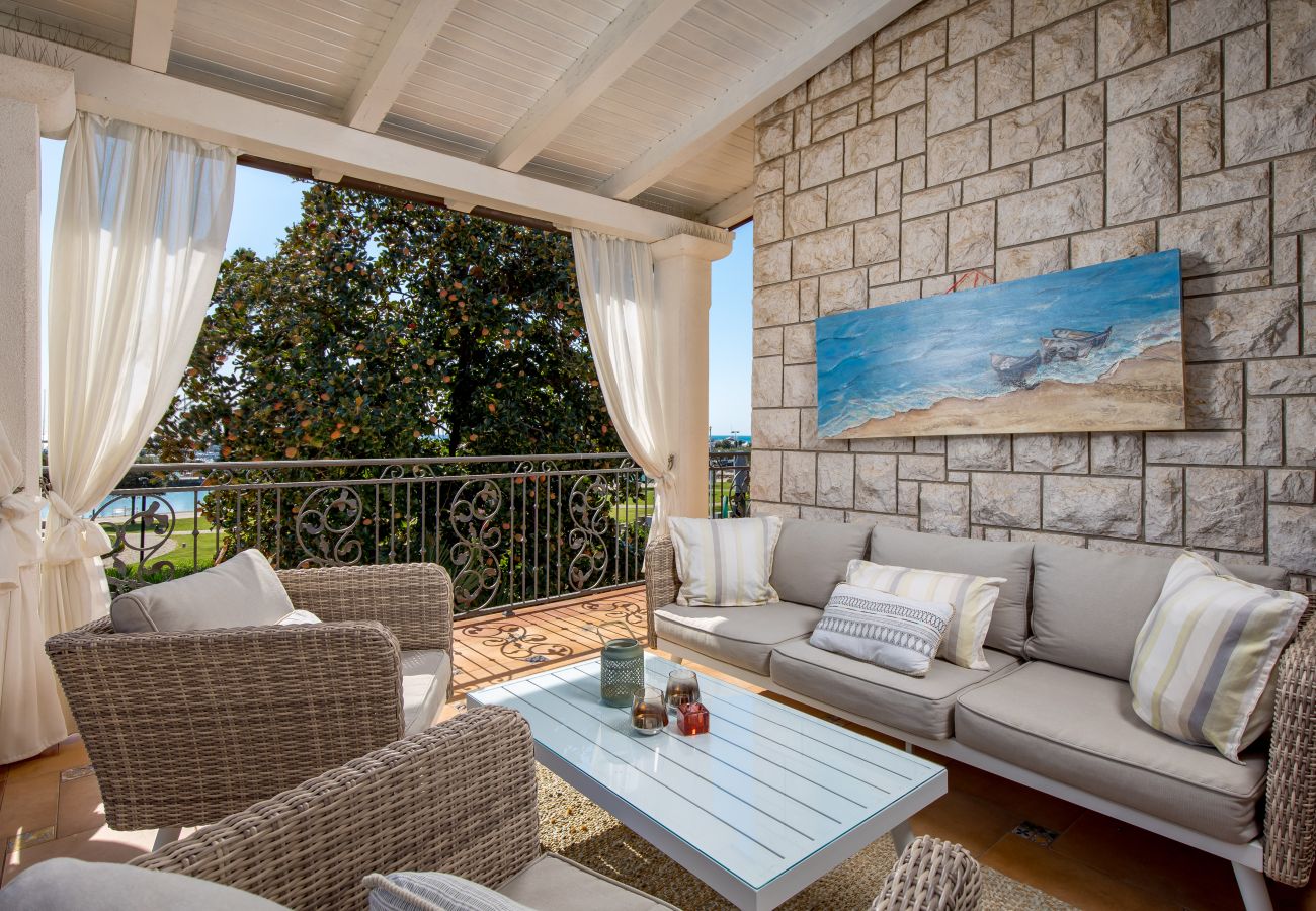 Villa in Umag - Villa Magnolia in Umag for 10 persons - beachfront - with sea view, jacuzzi and fitness area