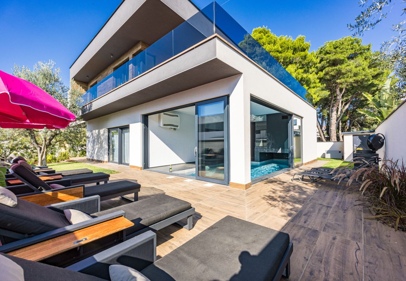 Villa in Fažana - Villa Palatium III in Fažana for 8 people only 200 meters from the sea with sauna & indoor-outside heated pool