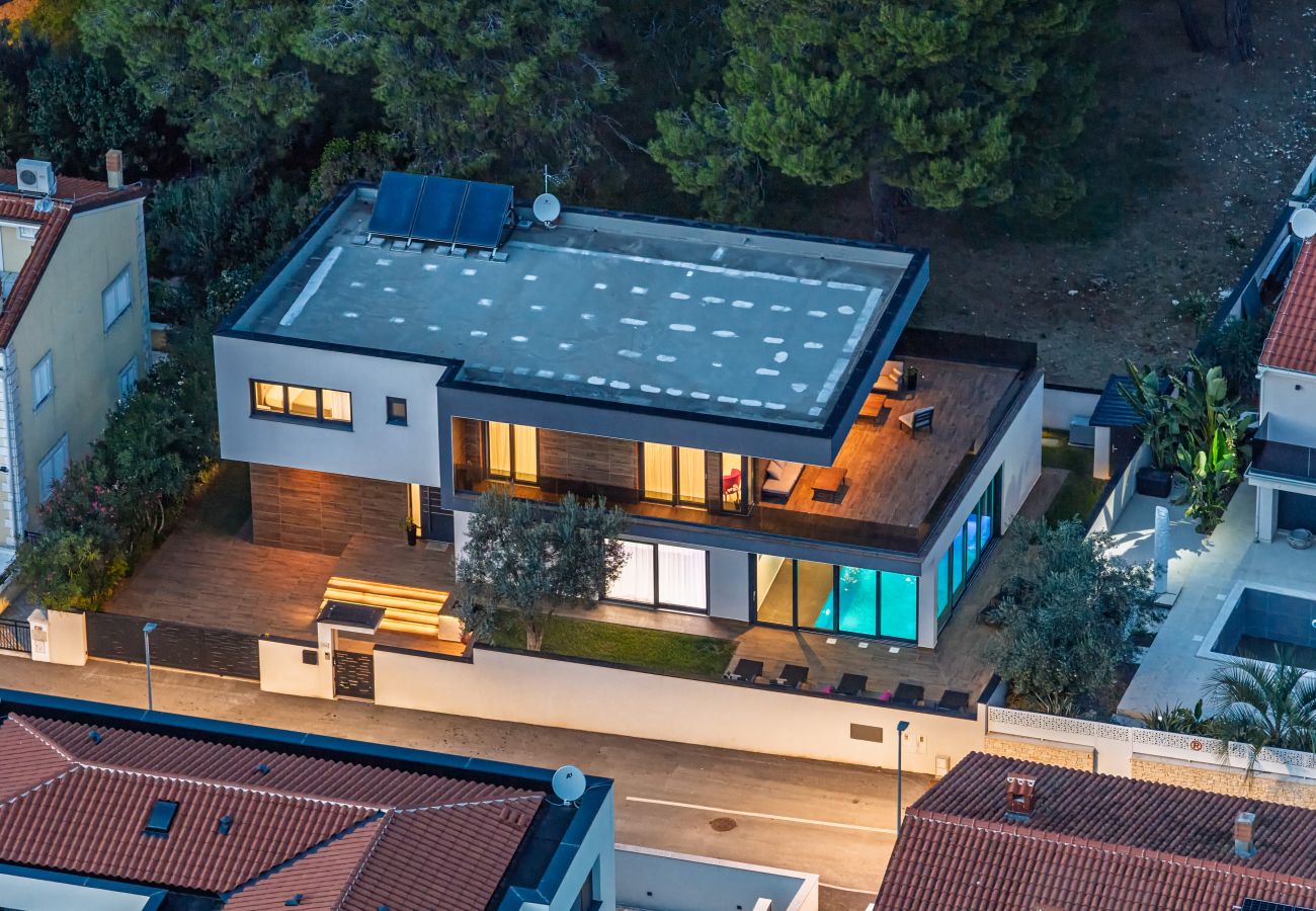 Villa in Fažana - Villa Palatium III in Fažana for 8 people only 200 meters from the sea with sauna & indoor-outside heated pool