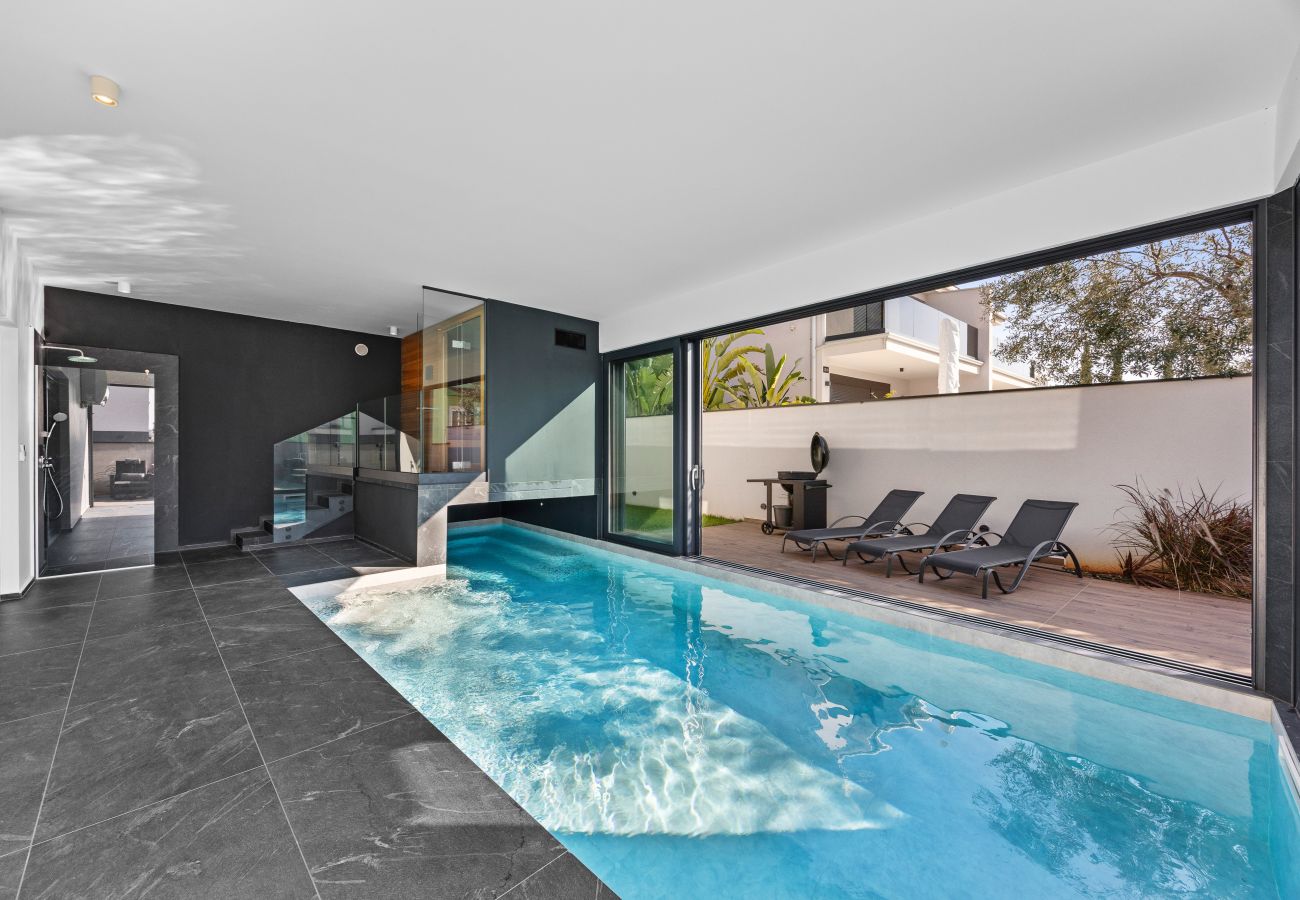 Villa in Fažana - Villa Palatium III in Fažana for 8 people only 200 meters from the sea with sauna & indoor-outside heated pool