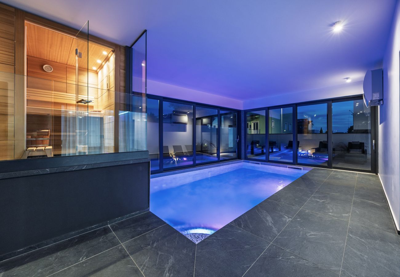 Villa in Fažana - Villa Palatium III in Fažana for 8 people only 200 meters from the sea with sauna & indoor-outside heated pool