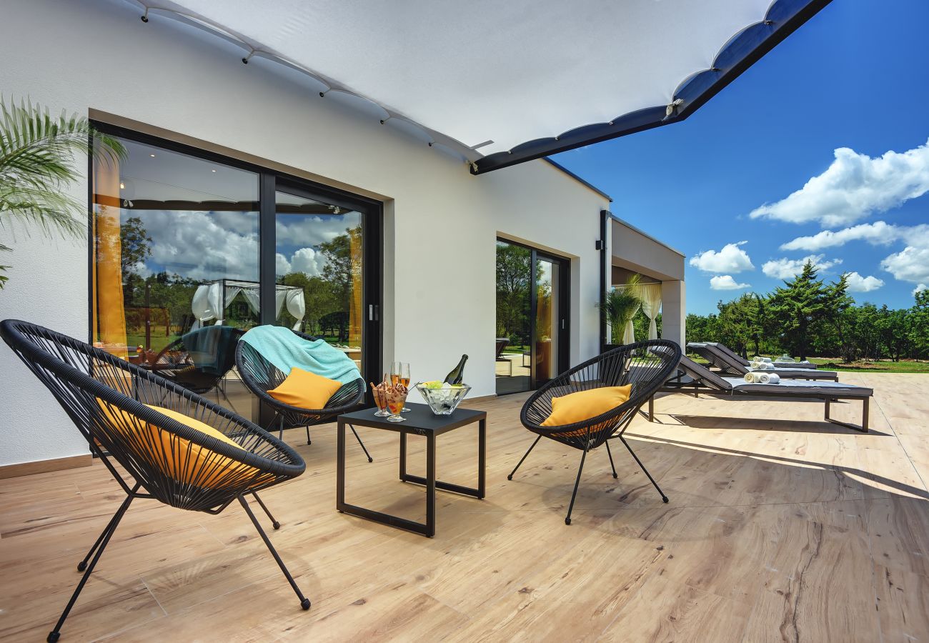 Villa in Hrboki - Villa Radola Residence only 3 km from beach for 6 people with private pool & large garden