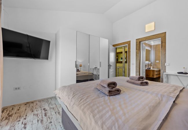 Villa in Kontešici - Villa Emely for 8 people near Poreč with heated pool & jacuzzi Villa in Kontešici - Villa Emely for 8 people near Poreč with heated pool & jacuzzi