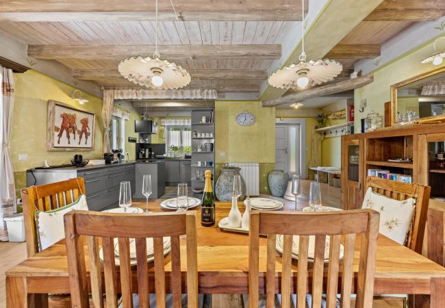 Villa in Kontešici - Villa Emely for 8 people near Poreč with heated pool & jacuzzi Villa in Kontešici - Villa Emely for 8 people near Poreč with heated pool & jacuzzi